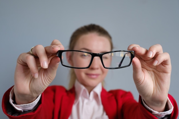 Frau hält Brille in ihren Händen Ihre Augen sind müde von der langen Arbeit