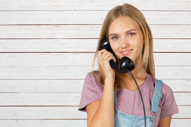 Frau hält den IT-Telefonhörer