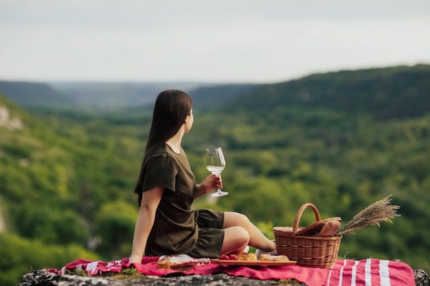 Frau hält ein Glas mit Wein genießen Picknick