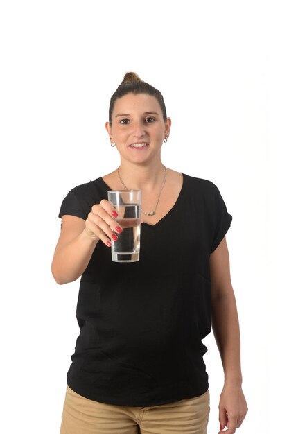 Frau hält ein Glas Wasser auf weißem Hintergrund