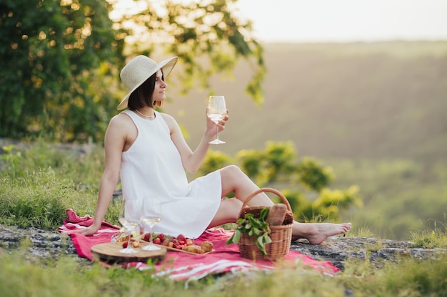 Frau hält ein Glas Weißwein