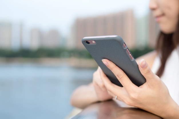 Frau hält ein Mobiltelefon