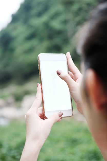 Frau hält ein Smartphone