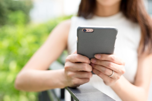 Frau hält ein Telefon