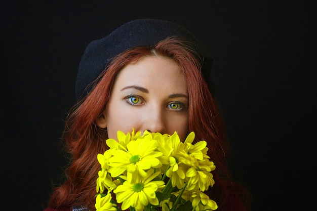 Frau hält eine gelbe Chrysantheme