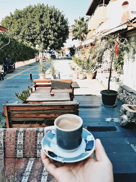 Foto frau hält eine kaffeetasse