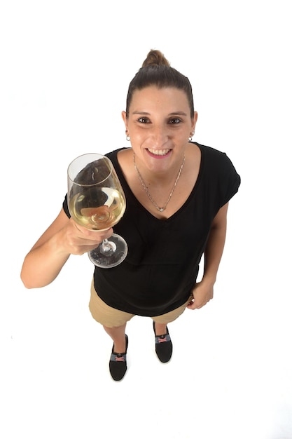 Frau hält einen Coup Weißwein auf weißem Hintergrund