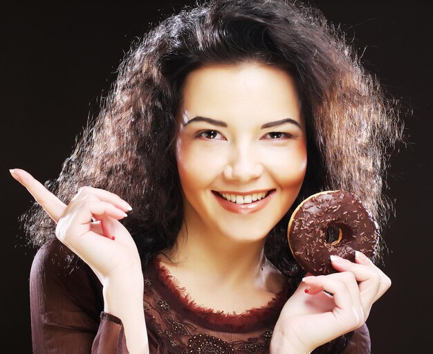 Frau hält einen Donut