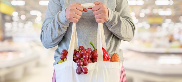 Frau hält Einkaufstasche im Supermarkt