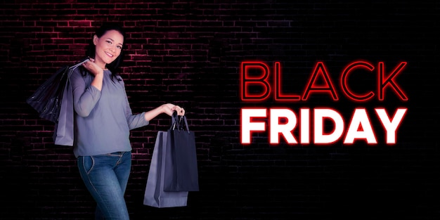 Foto frau hält einkaufstasche in der nähe von black-friday-text