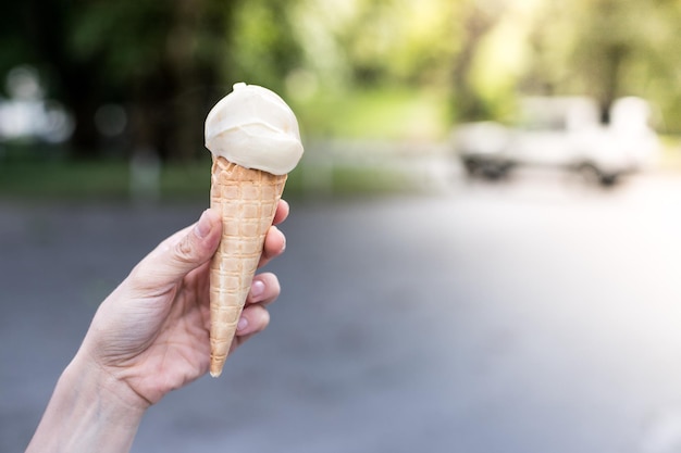 Frau hält Eis in ihrem Handtextraum