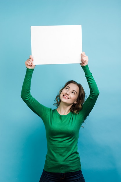 Frau hält halten leere weiße Plakat