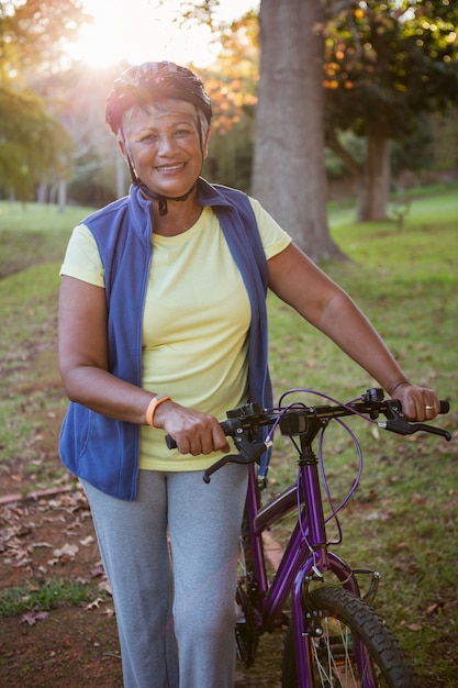 Frau hält ihr Fahrrad