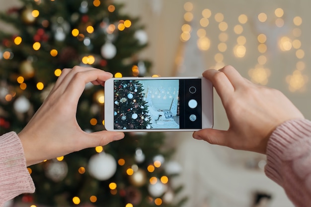 Foto frau hält ihren finger vor smartphone