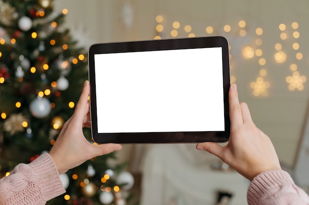 Frau hält ihren Finger vor Tablettbildschirm