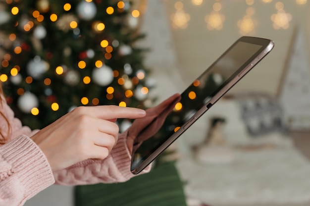 Frau hält ihren Finger vor Tablettbildschirm