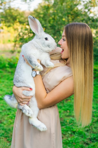 Frau hält Kaninchen auf einem Bauernhof