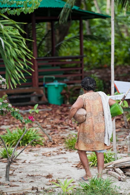 Frau hält Kokosnuss in Indonesien