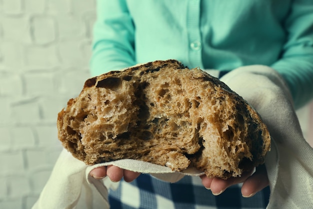 Frau hält leckeres frisches Brot hautnah