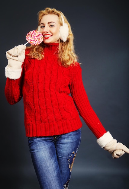 frau hält lollypop