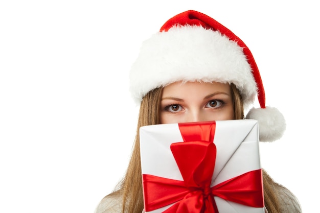 Frau hält Weihnachtsgeschenk auf weißem Hintergrund
