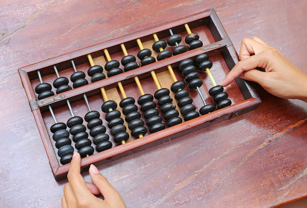 Frau Hände mit chinesischen ABACUS