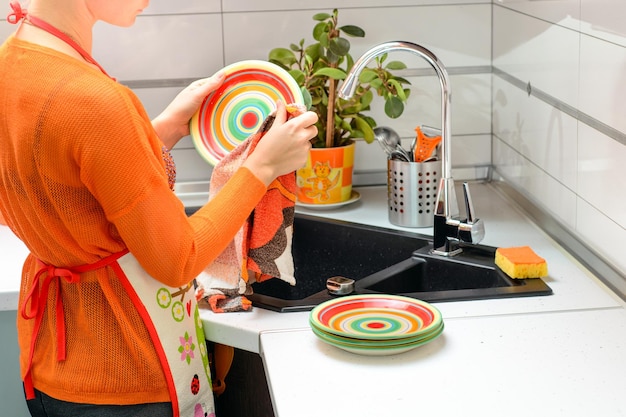 Frau Hände reinigt Geschirr in der Küche