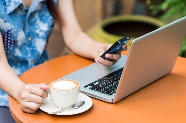 Frau Hände tippen auf Laptop