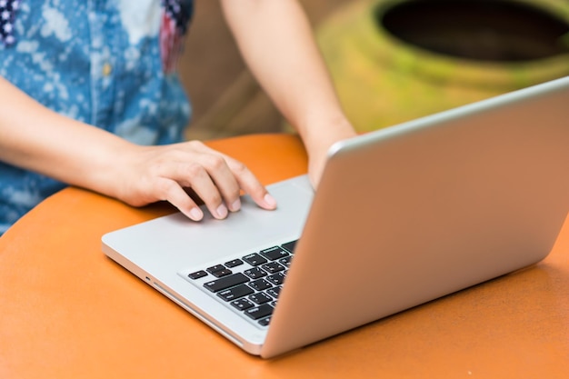 Frau Hände tippen auf Laptop