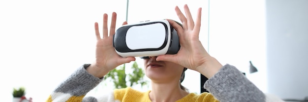 Frau halten und schauen Video in Virtual-Reality-Brille