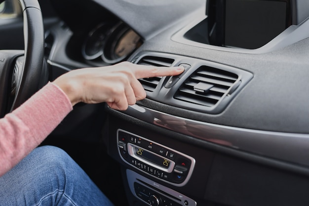 Frau Hand drücken Not-Aus-Knopf im Auto