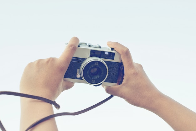 Frau Hand hält Kamera für selfie, Vintage-Effekt