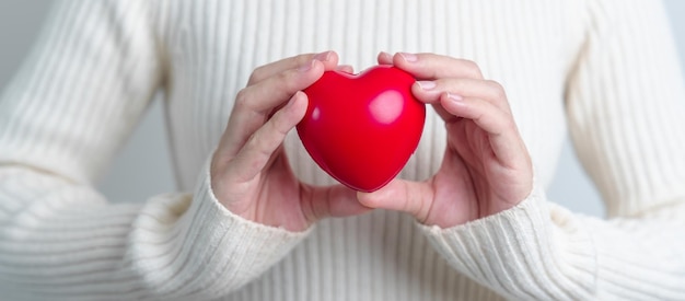 Frau Hand hält rote Herzform Liebe Spender Weltherztag Weltgesundheitstag und Versicherungskonzepte