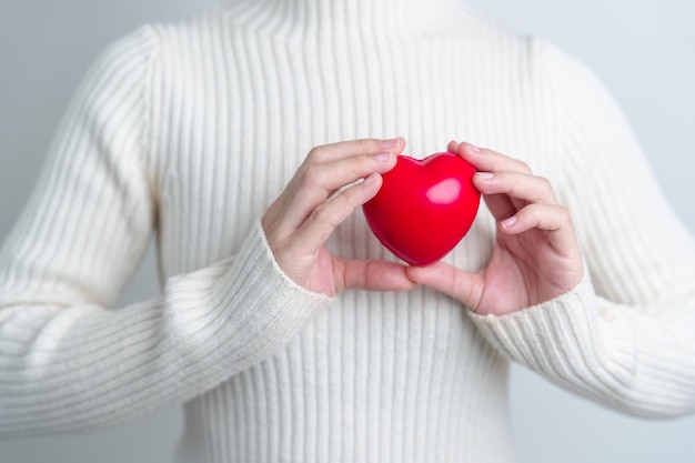 Frau Hand hält rote Herzform Liebe Spender Weltherztag Weltgesundheitstag und Versicherungskonzepte