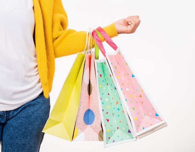 Frau Hand mit Einkaufstüten multicolor junge Frauen halten viele Pakete in den Armen