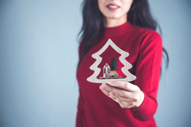 Frau Hand Weihnachtsbaum aus Holz