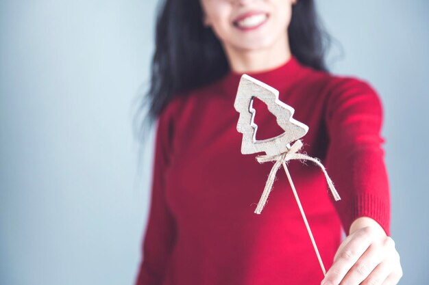 Frau Hand Weihnachtsbaum aus Holz