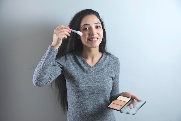 Frau Handbürste und Make-up-Zubehör