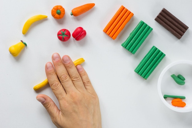 Frau handrollen Wurst aus Fimo auf dem weißen Hintergrund