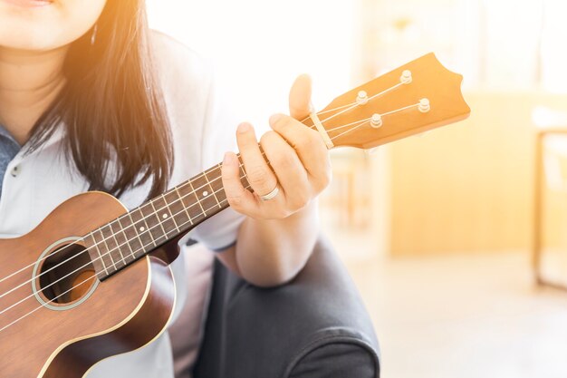 Frau Handwerk spielt Ukulele