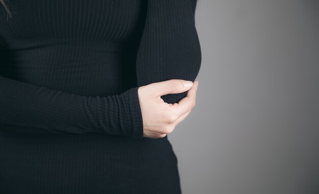 Frau hat eine wunde Bürste auf grauem Hintergrund