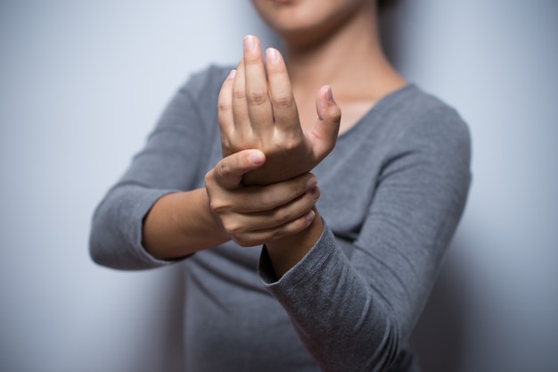 Frau hat Handschmerzen