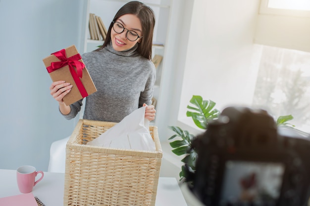 Frau hat im Korb ein Geschenk mit Wäsche gefunden