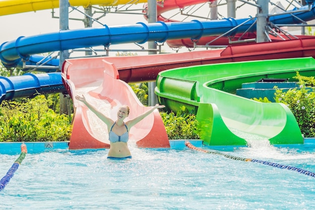 Frau hat Spaß im Wasserpark