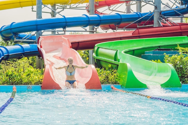 Frau hat Spaß im Wasserpark.