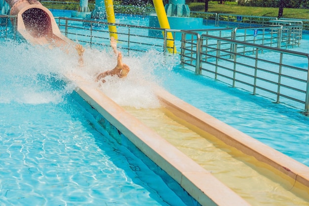 Frau hat Spaß im Wasserpark.