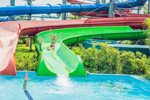 Frau hat Spaß im Wasserpark.