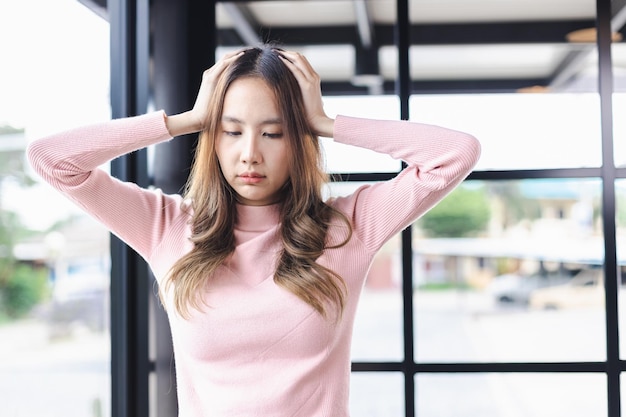 Frau hatte Kopfschmerzen beim Stehen Gesundes Frauenkonzept Gestresst wegen Schmerzen und Migräne