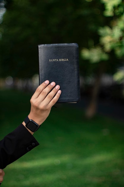 Foto frau, heben sie die hand. heilige bibel, näher her.