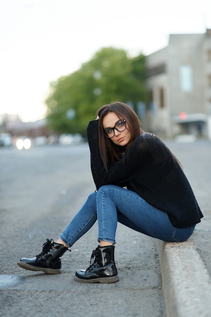 Frau Hipster Brille Sommer in der Stadt